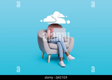 Gedanken Konzept männliche weibliche Körper des Modells mit Kopf voll von Rauchwolken mit Laptop keine Emotionen mechanische geistige Intelligenz Stockfoto