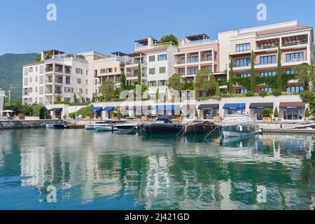 TIVAT, MONTENEGRO - 15. JULI 2021: Luxus-Apartmentgebäude am Meer und Dock mit Yachten in Porto Montenegro Stockfoto