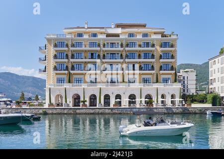 TIVAT, MONTENEGRO - 15. JULI 2021: Luxus-Apartmenthaus am Meer in Porto Montenegro Stockfoto