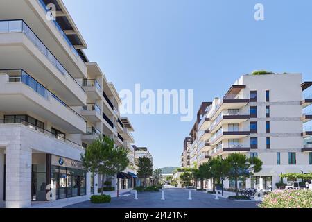 TIVAT, MONTENEGRO - 15. JULI 2021: Luxus-Wohngebiet mit Wohngebäuden in Porto Montenegro Stockfoto