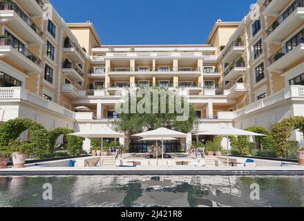 TIVAT, MONTENEGRO - 15. JULI 2021: Modernes Luxus-Apartmentgebäude in Porto Montenegro Stockfoto