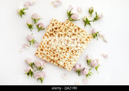 Pesah-Feier-Konzept, jüdischer Passahfeiertag. Traditionelles rituelles jüdisches Brot auf weißem Hintergrund Stockfoto