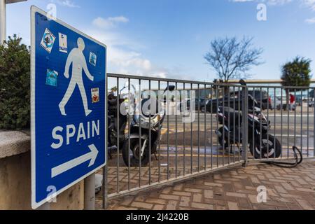 Schild in Gibraltar zeigt den Fußgängergrenzübergang nach Spanien Stockfoto
