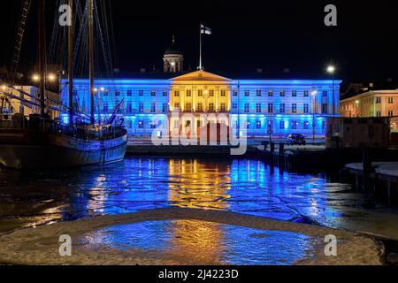 Die Farben der ukrainischen Flagge auf dem Rathaus von Helsinki Stockfoto