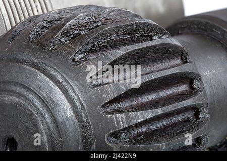 Kurzhantel mit Getriebeteil einer Industriemaschine aus Eisen, geschmiert mit Fett für Reibteile, Nahaufnahme des Objekts eines Automobilstrus Stockfoto