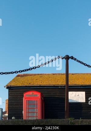 Folkestone Hafen bei Ebbe, einschließlich Richard Woods Cartoon-Bungalow-Kunstinstallationen. Stockfoto