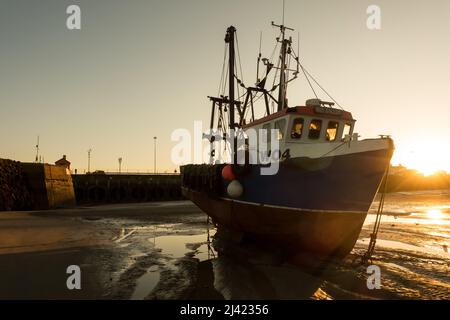 Folkestone Hafen bei Ebbe, einschließlich Richard Woods Cartoon-Bungalow-Kunstinstallationen. Stockfoto