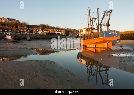 Folkestone Hafen bei Ebbe, einschließlich Richard Woods Cartoon-Bungalow-Kunstinstallationen. Stockfoto