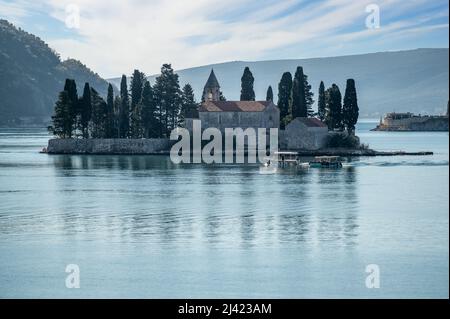 Insel und Kirche unserer Lieben Frau am Riff und die Insel St. George in der Bucht von Kotor. St. George Island in der Bucht von Kotor bei Perast in Monteneg Stockfoto