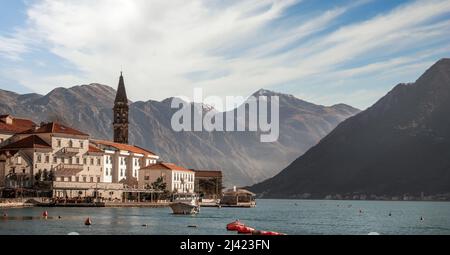 Malerischer Panoramablick auf die historische Stadt Perast an der weltberühmten Bucht von Kotor. Schöne Aussicht auf Perast Stadt in Kotor Bucht, Montenegro. Famo Stockfoto