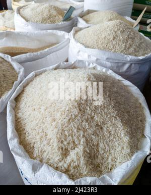 Mehrere Säcke rohen weißen Reis auf einem Lebensmittelmarkt in der Dominikanischen Republik. Stockfoto