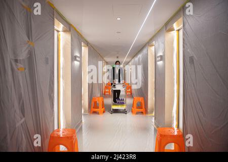 (220411) -- HANGZHOU, 11. April 2022 (Xinhua) -- Ein Mitarbeiter liefert den täglichen Bedarf, um Zimmer in einem Hotel in Hangzhou, der ostchinesischen Provinz Zhejiang, in Quarantäne zu stellen, 11. April 2022. Die Stadt Hangzhou hat Quarantänezimmer angeboten, um Shanghai während des Wiederauflebens der COVID-19 zu helfen. Die Räume werden genutzt, um Personen zu isolieren, die enge Kontakte und sekundäre enge Kontakte von COVID-19-Fällen in Shanghai sind. Die humanistische Versorgung an isolierten Standorten wurde verstärkt, wobei der Schwerpunkt auf der Sicherheit des Lebens, medizinischen Dienstleistungen, psychiatrischer Beratung und personalisierten Dienstleistungen liegt. (Xinhua/Jiang Han) Stockfoto