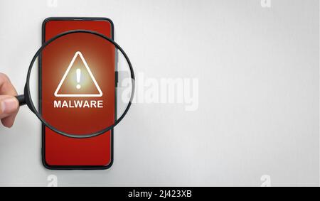 Lupe auf dem Handy, ein Warnschild, das Malware erkennt. Sicherheitskonzept für Mobiltelefone. Virenwarnung. Suche nach Malware. Weißer Hintergrund, Cop Stockfoto