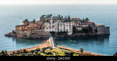 Sveti Stefan ist ein kleines Inselchen und 5-Sterne-Hotelresort an der Adriaküste Montenegros in der Nähe von Budva. Das Resort ist kommerziell als Aman Sveti Stefan bekannt Stockfoto