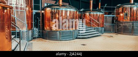 Brauereianlagen. Brühherstellung. Runde cooper Lagertanks für die Biergärung und -Reifung. Stockfoto