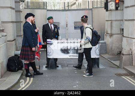 King Charles Street, London, Großbritannien. 11. April 2022. Protest britische Veteranen Blockade Regierung Kabinett Eintrag. Gerechtigkeit für Nordirland, um die Verfolgungen der Veteranen des Blutigen Sonntags zu stoppen. Sie nennen es eine Hexenjagd. Kredit: Picture Capital/Alamy Live Nachrichten Stockfoto