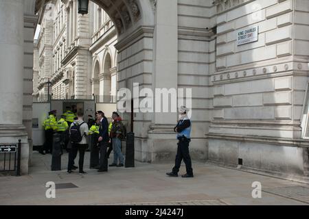 King Charles Street, London, Großbritannien. 11. April 2022. Protest britische Veteranen Blockade Regierung Kabinett Eintrag. Gerechtigkeit für Nordirland, um die Verfolgungen der Veteranen des Blutigen Sonntags zu stoppen. Sie nennen es eine Hexenjagd. Kredit: Picture Capital/Alamy Live Nachrichten Stockfoto