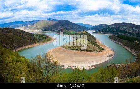 Der wunderschöne Fluss Arda schlängelt sich in der Nähe von Kardzhali, Bulgarien Stockfoto