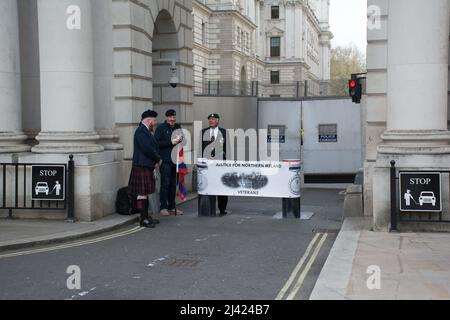 King Charles Street, London, Großbritannien. 11. April 2022. Protest britische Veteranen Blockade Regierung Kabinett Eintrag. Gerechtigkeit für Nordirland, um die Verfolgungen der Veteranen des Blutigen Sonntags zu stoppen. Sie nennen es eine Hexenjagd. Kredit: Picture Capital/Alamy Live Nachrichten Stockfoto