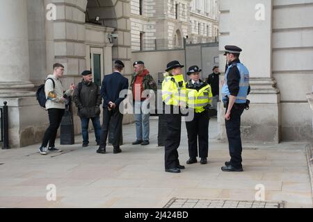 King Charles Street, London, Großbritannien. 11. April 2022. Protest britische Veteranen Blockade Regierung Kabinett Eintrag. Gerechtigkeit für Nordirland, um die Verfolgungen der Veteranen des Blutigen Sonntags zu stoppen. Sie nennen es eine Hexenjagd. Kredit: Picture Capital/Alamy Live Nachrichten Stockfoto