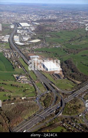 Luftaufnahme der Anschlussstelle 26 der M62, die nach Norden über die Autobahn M606 in Richtung Bradford-Stadtzentrum führt Stockfoto