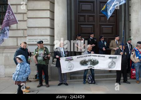 King Charles Street, London, Großbritannien. 11. April 2022. Protest britische Veteranen Blockade Regierung Kabinett Eintrag. Gerechtigkeit für Nordirland, um die Verfolgungen der Veteranen des Blutigen Sonntags zu stoppen. Sie nennen es eine Hexenjagd. Kredit: Picture Capital/Alamy Live Nachrichten Stockfoto