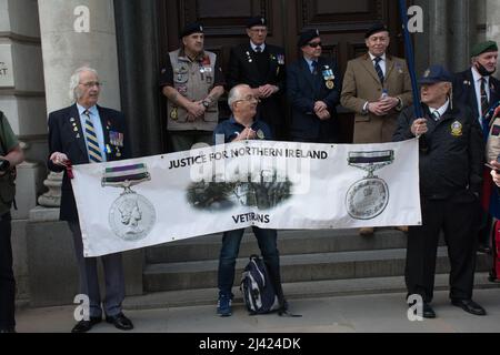 King Charles Street, London, Großbritannien. 11. April 2022. Protest britische Veteranen Blockade Regierung Kabinett Eintrag. Gerechtigkeit für Nordirland, um die Verfolgungen der Veteranen des Blutigen Sonntags zu stoppen. Sie nennen es eine Hexenjagd. Kredit: Picture Capital/Alamy Live Nachrichten Stockfoto