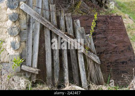 Sunja, Kroatien, April 11,2022 : Alter baufälliger Holzzaun in einer ländlichen Gegend. Stockfoto