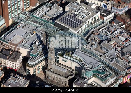 Luftaufnahme des Trinity Leeds Einkaufszentrums im Stadtzentrum von Leeds, West Yorkshire. Das Zentrum umschließt die Kirche der Heiligen Dreifaltigkeit im Vordergrund. Stockfoto