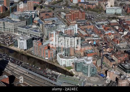 Luftaufnahme des Stadtzentrums von Leeds von über dem Bahnhof mit Blick auf die Wellington Street mit dem Fluss Aire & Prince's Exchange im Vordergrund Stockfoto