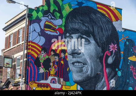 Ein riesiges Wandgemälde von Ringo Starr of the Beatles, gemalt vom Liverpooler Künstler John Culshaw am Giebel des Empress Pub in der High Park Street in Toxt Stockfoto