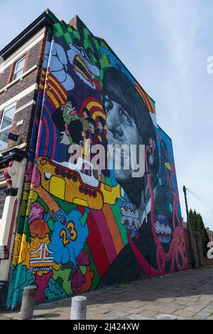 Ein riesiges Wandgemälde von Ringo Starr of the Beatles, gemalt vom Liverpooler Künstler John Culshaw am Giebel des Empress Pub in der High Park Street in Toxt Stockfoto