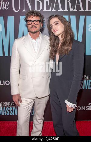 New York, Usa. 10. April 2022. Pedro Pascal und Lux Pascal nehmen an der New Yorker Vorführung „The Unertraable Weight of Massive Talent“ bei Regal Essex Crossing in New York City Teil. (Foto von Ron Adar/SOPA Images/Sipa USA) Quelle: SIPA USA/Alamy Live News Stockfoto