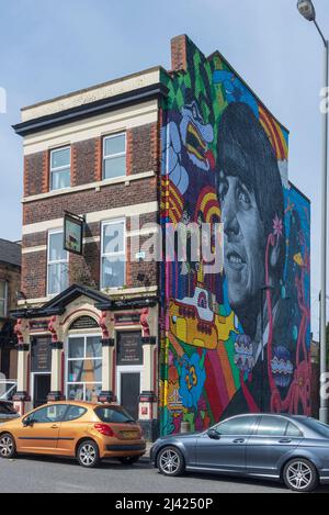 Ein riesiges Wandgemälde von Ringo Starr of the Beatles, gemalt vom Liverpooler Künstler John Culshaw am Giebel des Empress Pub in der High Park Street in Toxt Stockfoto