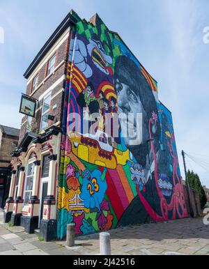 Ein riesiges Wandgemälde von Ringo Starr of the Beatles, gemalt vom Liverpooler Künstler John Culshaw am Giebel des Empress Pub in der High Park Street in Toxt Stockfoto