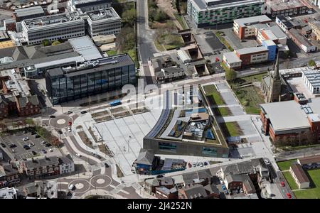 Luftaufnahme des University of Central Lancashire Student Center & des Engineering and Innovation Center, University Square, Preston, Lancashire Stockfoto