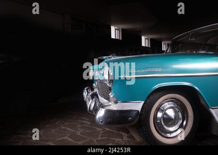 Chevrolet Belair 1957 Cabriolet auf schwarzem Hintergrund. Vorderseite des Oldtimers Stockfoto