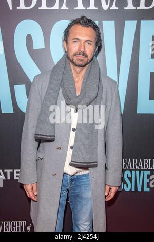 New York, Usa. 10. April 2022. William Abadie nimmt an der New York Screening-Vorführung „The Unertraable Weight of Massive Talent“ bei Regal Essex Crossing in New York City Teil. (Foto von Ron Adar/SOPA Images/Sipa USA) Quelle: SIPA USA/Alamy Live News Stockfoto