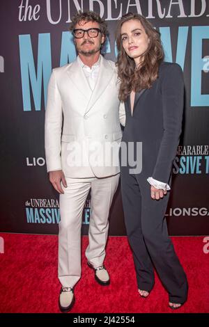 New York, Usa. 10. April 2022. Pedro Pascal und Lux Pascal nehmen an der New Yorker Vorführung „The Unertraable Weight of Massive Talent“ bei Regal Essex Crossing in New York City Teil. (Foto von Ron Adar/SOPA Images/Sipa USA) Quelle: SIPA USA/Alamy Live News Stockfoto