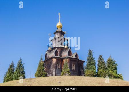 Russische Holzkirche mit Zwiebelkuppeln in Gifhorn, Deutschland Stockfoto