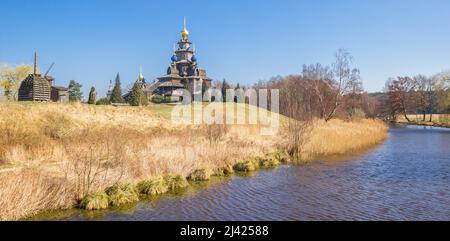 Panorama der russisch-orthodoxen Kirche am See in Gifhorn, Deutschland Stockfoto
