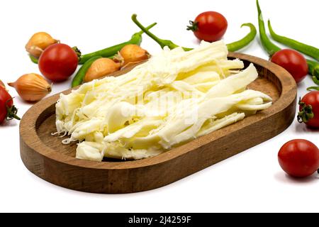 Cecil oder String Cheese isoliert auf weißem Hintergrund. Köstliche Käsesortiment. Nahaufnahme Stockfoto