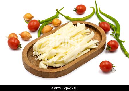 Cecil oder String Cheese isoliert auf weißem Hintergrund. Köstliche Käsesortiment. Nahaufnahme Stockfoto