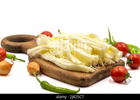 Cecil oder String Cheese isoliert auf weißem Hintergrund. Köstliche Käsesortiment. Nahaufnahme Stockfoto