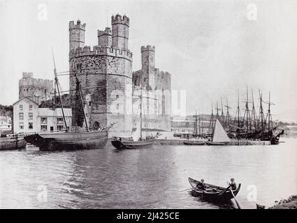 Caernarfon Castle, auch bekannt als Carnarvon Castle oder Caernarvon Castle, Caernarfon, Gwynedd, Nordwestwales, von der anderen Flussseite des Seiont im 19.. Jahrhundert aus gesehen. Aus der ganzen Küste, ein Album mit Bildern von Fotografien der Chief Seaside Orte von Interesse in Großbritannien und Irland veröffentlicht London, 1895, von George Newnes Limited. Stockfoto