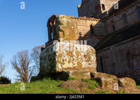 Reste des alten Denkmals mit Priorat im Hintergrund. Lanercost, England. Stockfoto