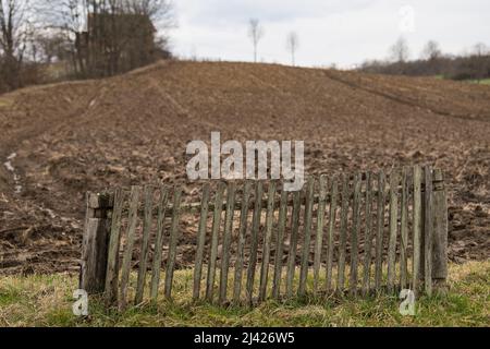 Sunja, Kroatien, April 11,2022 : Alter baufälliger Holzzaun in einer ländlichen Gegend. Stockfoto