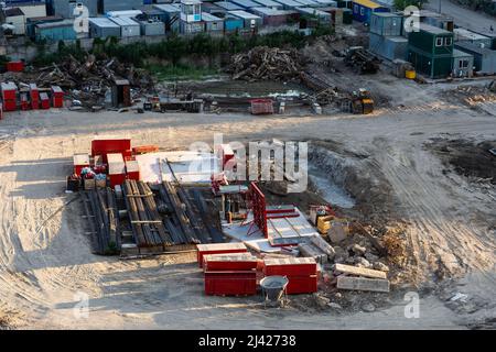 Nahaufnahme des Hausfundaments aus Betonschalungsblöcken, gefüllt mit Mörtel und Verstärkungsstäben Stockfoto