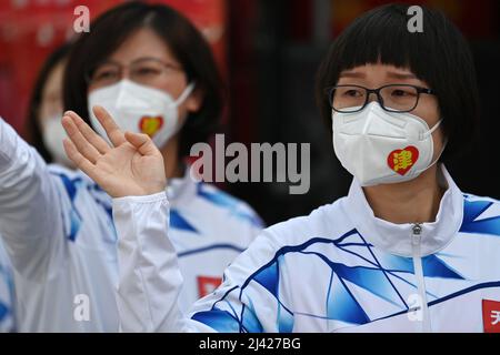 (220411) -- TIANJIN, 11. April 2022 (Xinhua) -- Xu Ning (R) winkt ihrer Familie Auf Wiedersehen zu, bevor sie nach Shanghai, im nordchinesischen Tianjin, aufbrechen wird, am 11. April 2022. Tianjin entsandte am Montag ein Team von 78 medizinischen Mitarbeitern der Traditionellen Chinesischen Medizin (TCM), um Shanghai bei der Bekämpfung der COVID-19-Pandemie zu unterstützen. Xu Ning, stellvertretender Chefarzt des ersten Lehrkrankenhauses der Universität für traditionelle Chinesische Medizin in Tianjin, ist einer von ihnen. In den letzten zwei Jahren war sie viele Male auf den Stationen des Tianjin Haihe Krankenhauses, um gegen die Pandemie zu kämpfen, und sammelte viel Erfahrung in der TCM-Behandlung Stockfoto