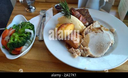 LYTHAM. LANCASHIRE. ENGLAND. 11-14-21. Ein gebratenes truthahn-Mittagessen mit Füllung, Schwein in Decke und Bratkartoffeln. Es gibt auch eine Seitenreihenfolge von ve Stockfoto